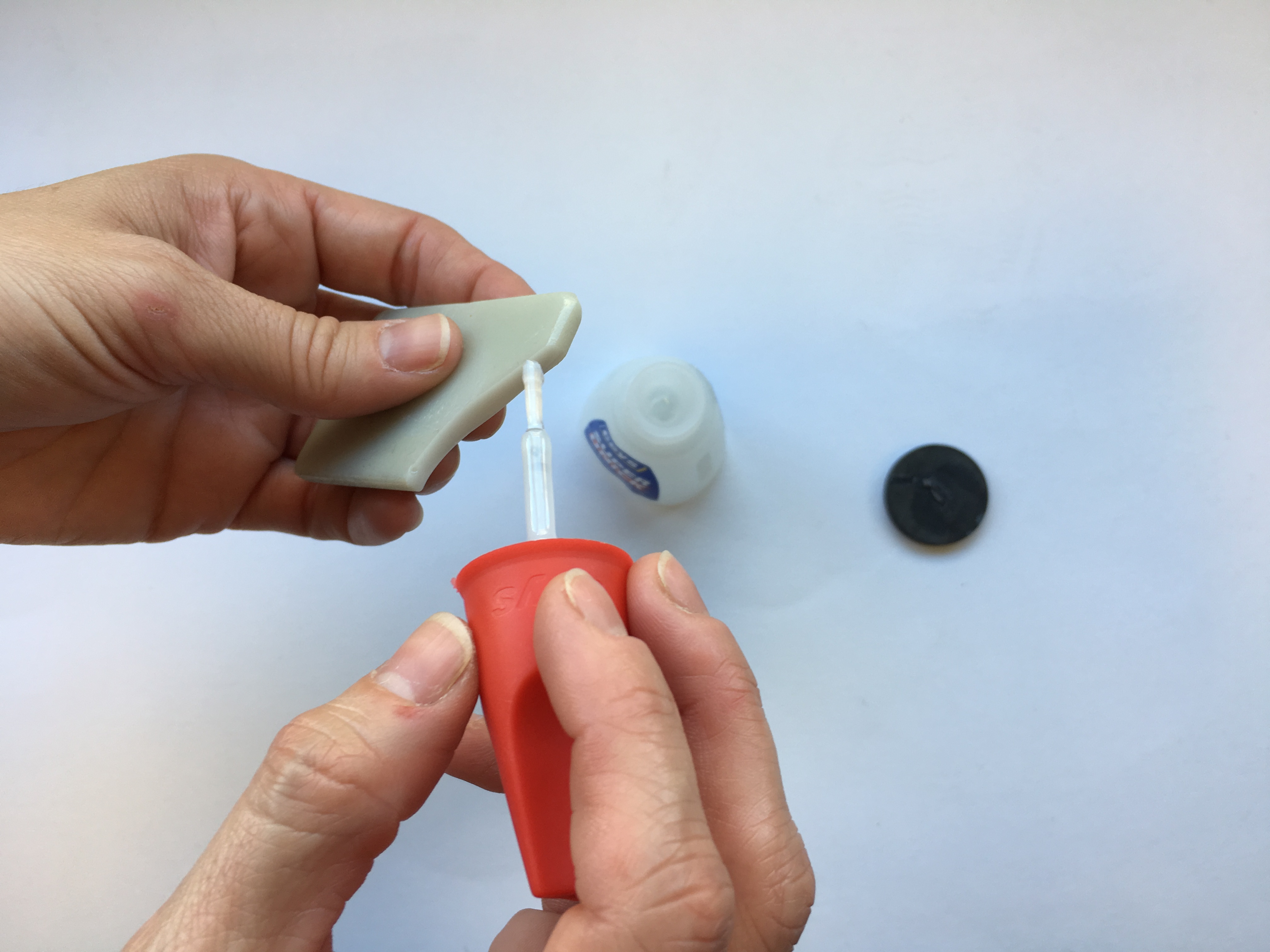 Cómo pegar un imán Ceys